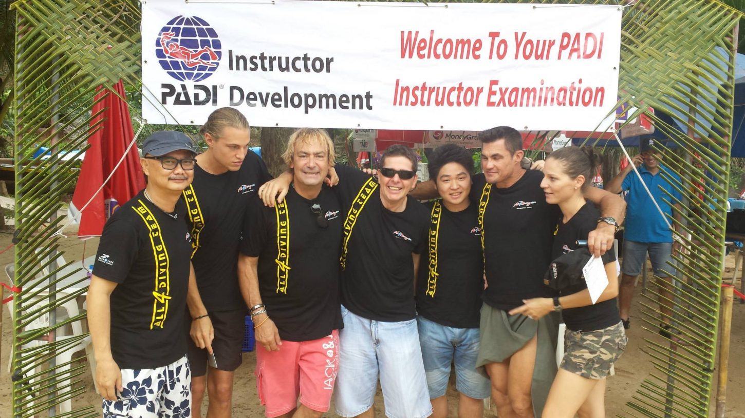 PADI Phuket IDC Candidats instructeurs heureux 04